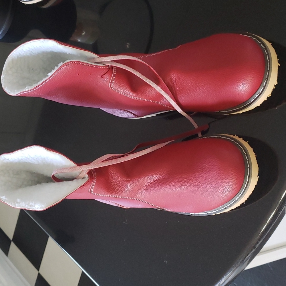 1 pair of women's Red Vintage Buttery soft Waterproof wool lining boots Size 10M